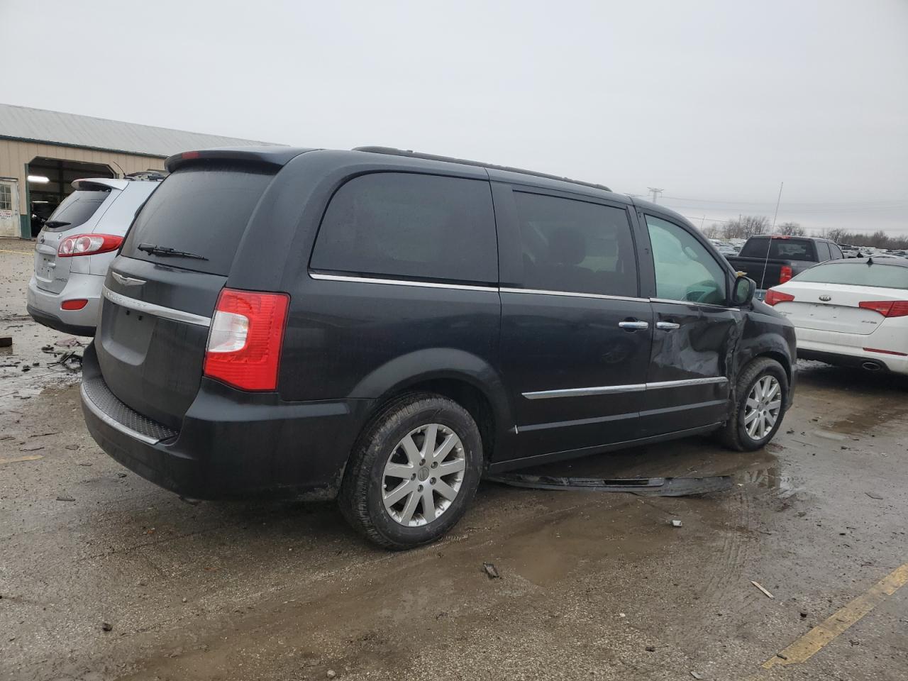 2015 Chrysler Town & Country - Image 3