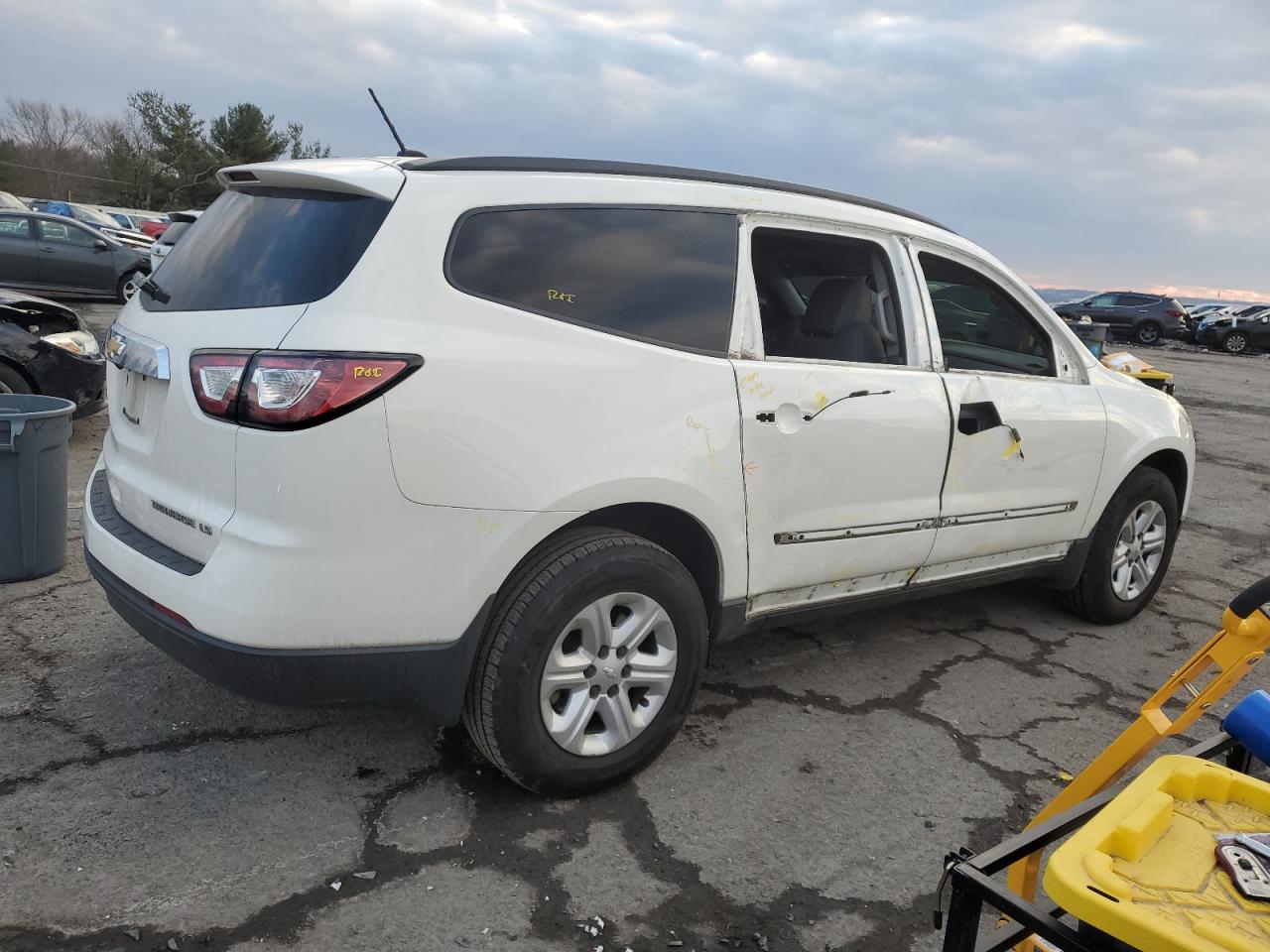 VIN 1GNKRFED6FJ152503 2015 CHEVROLET TRAVERSE no.3