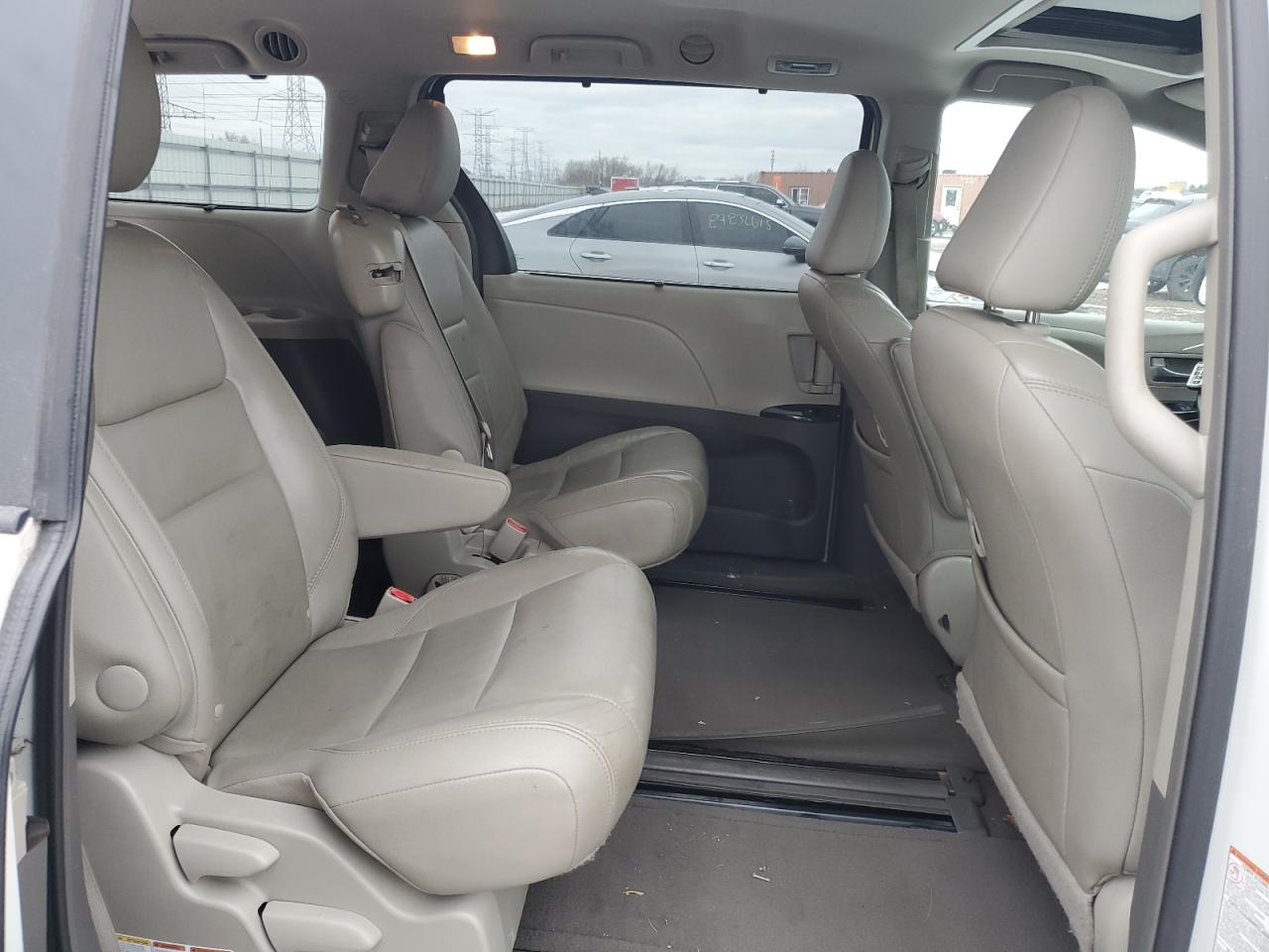 2015 Toyota Sienna - Image 11