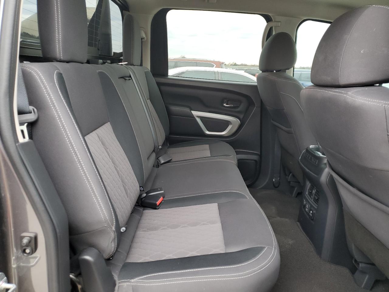 2024 Nissan Titan - Image 10
