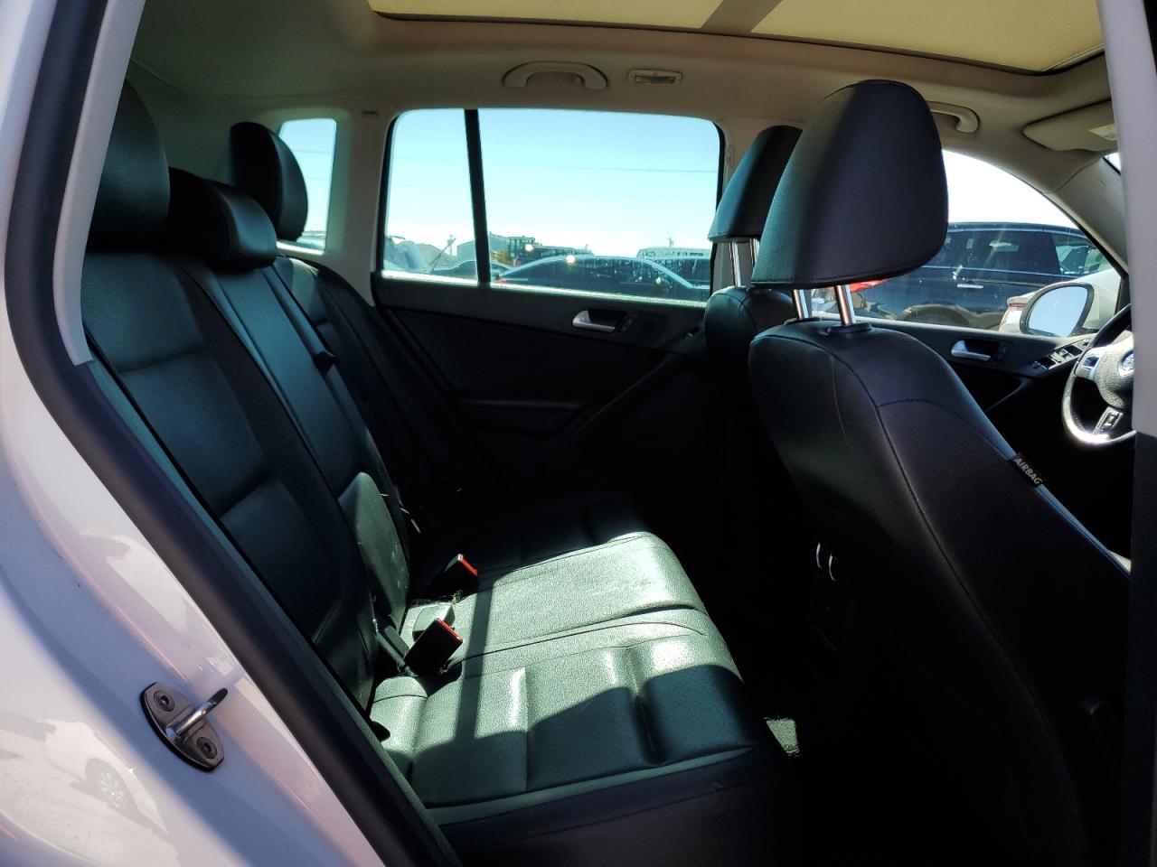 2017 Volkswagen Tiguan - Image 11