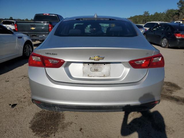 Sedans CHEVROLET MALIBU 2017 Srebrny