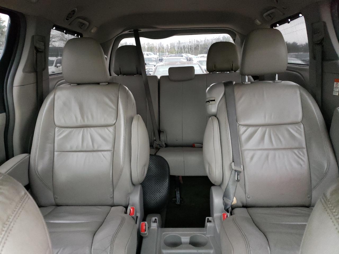 2016 Toyota Sienna - Image 10