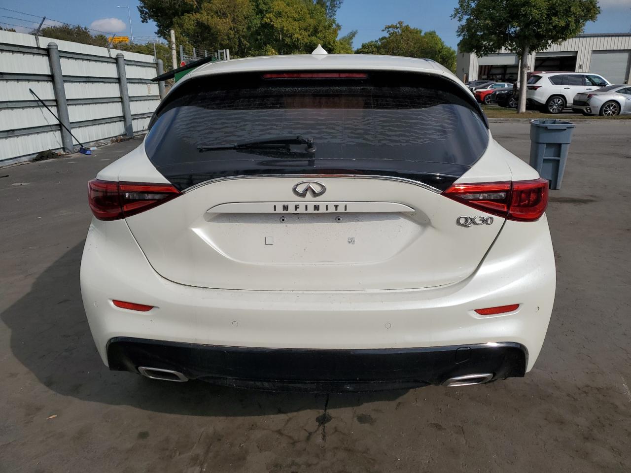 VIN SJKCH5CP9HA038941 2017 INFINITI QX30 no.6