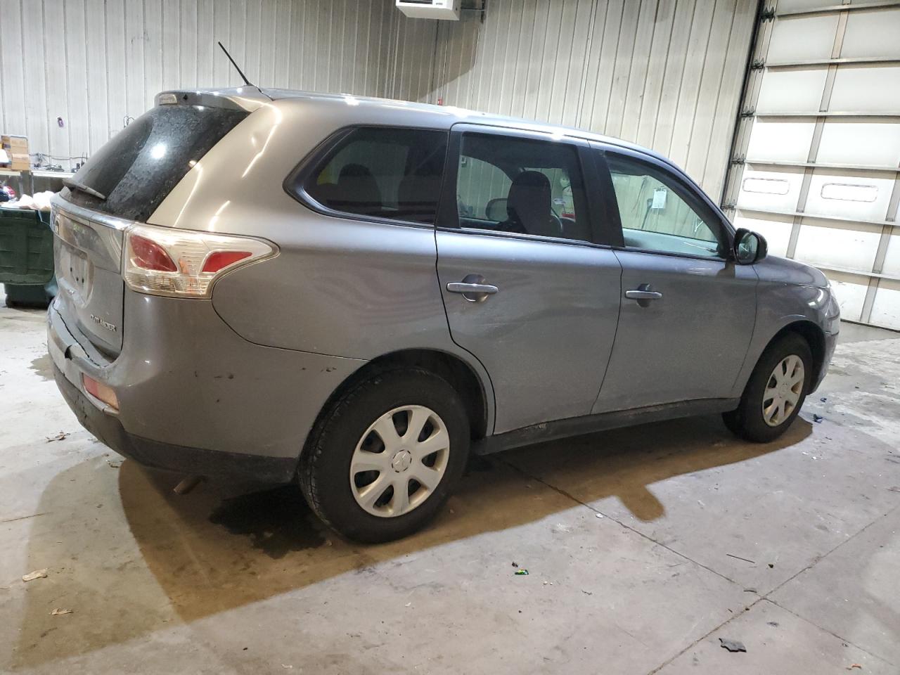 2014 Mitsubishi Outlander - Image 3