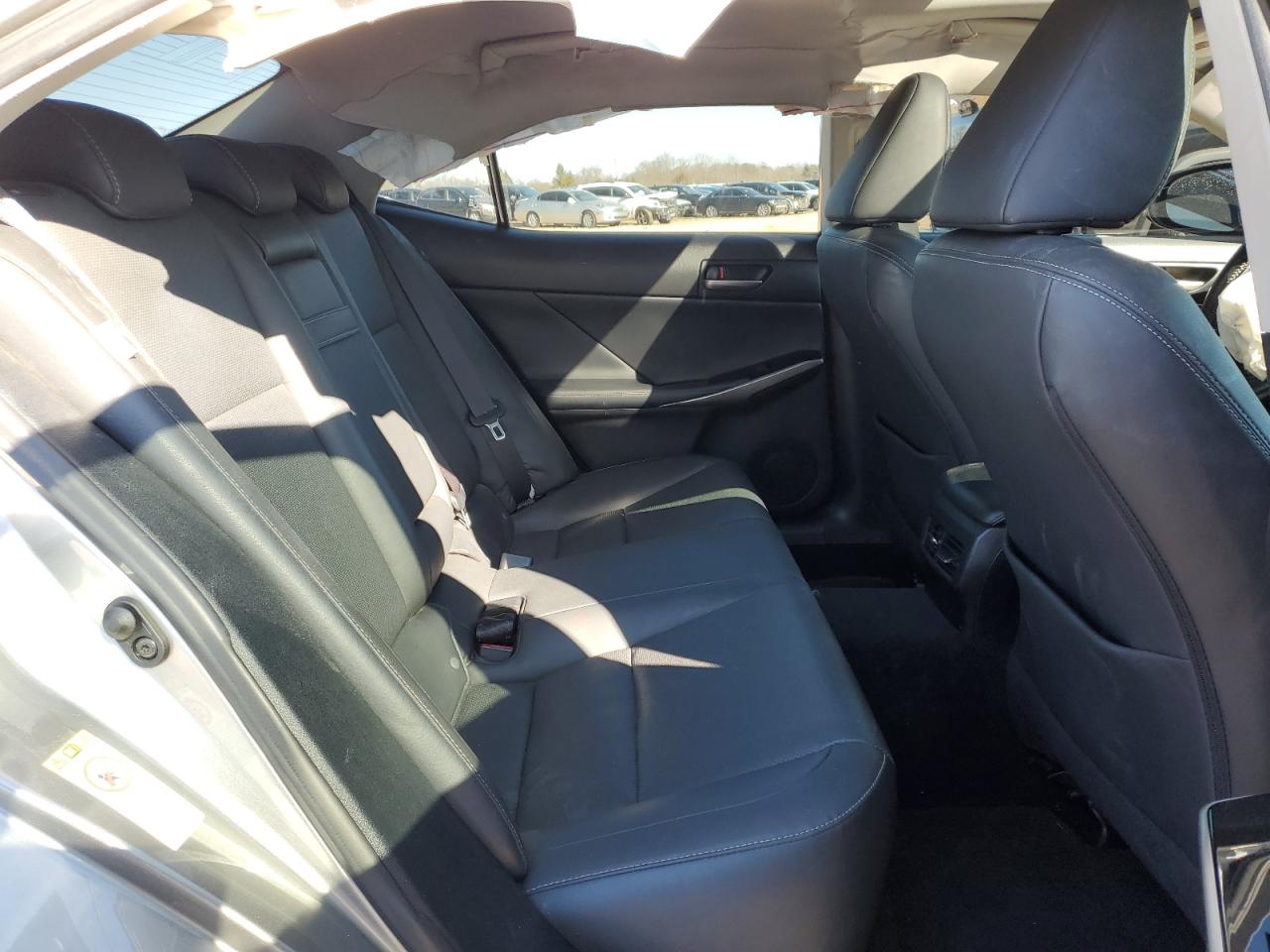 2017 Lexus IS - Image 10