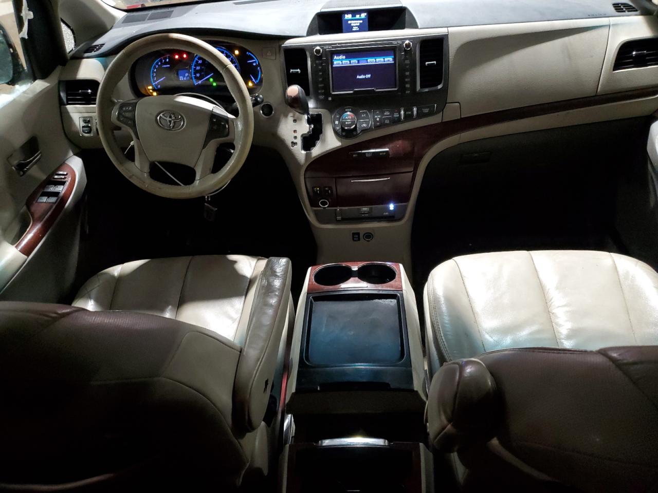 2011 Toyota Sienna - Image 8