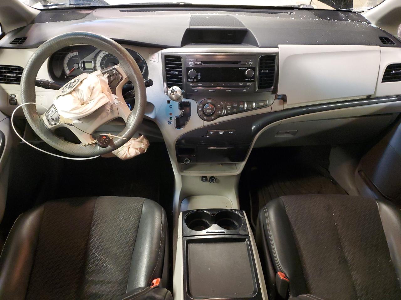 2011 Toyota Sienna - Image 8