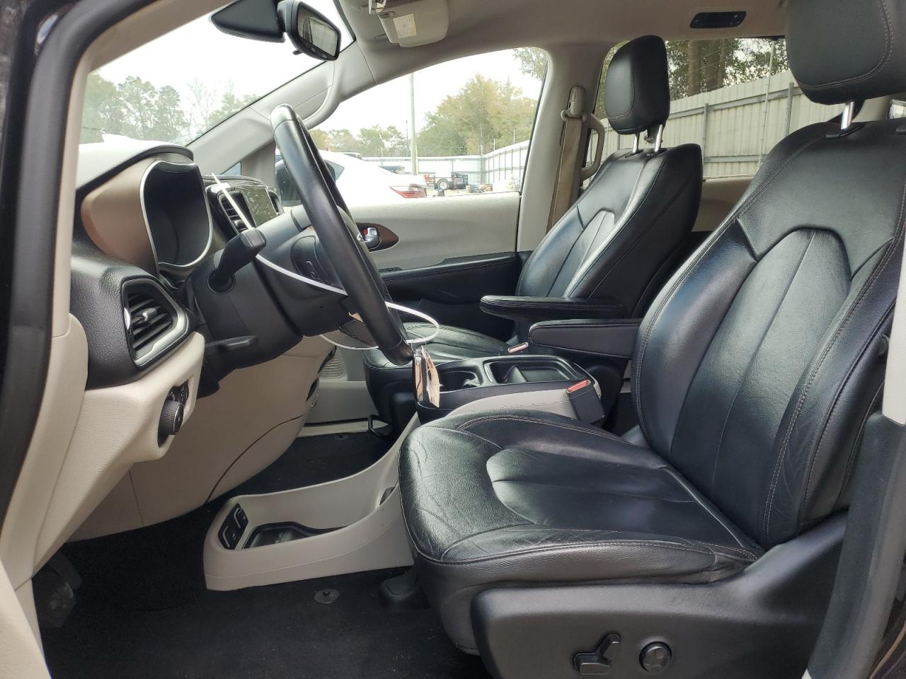 2017 Chrysler Pacifica - Image 7