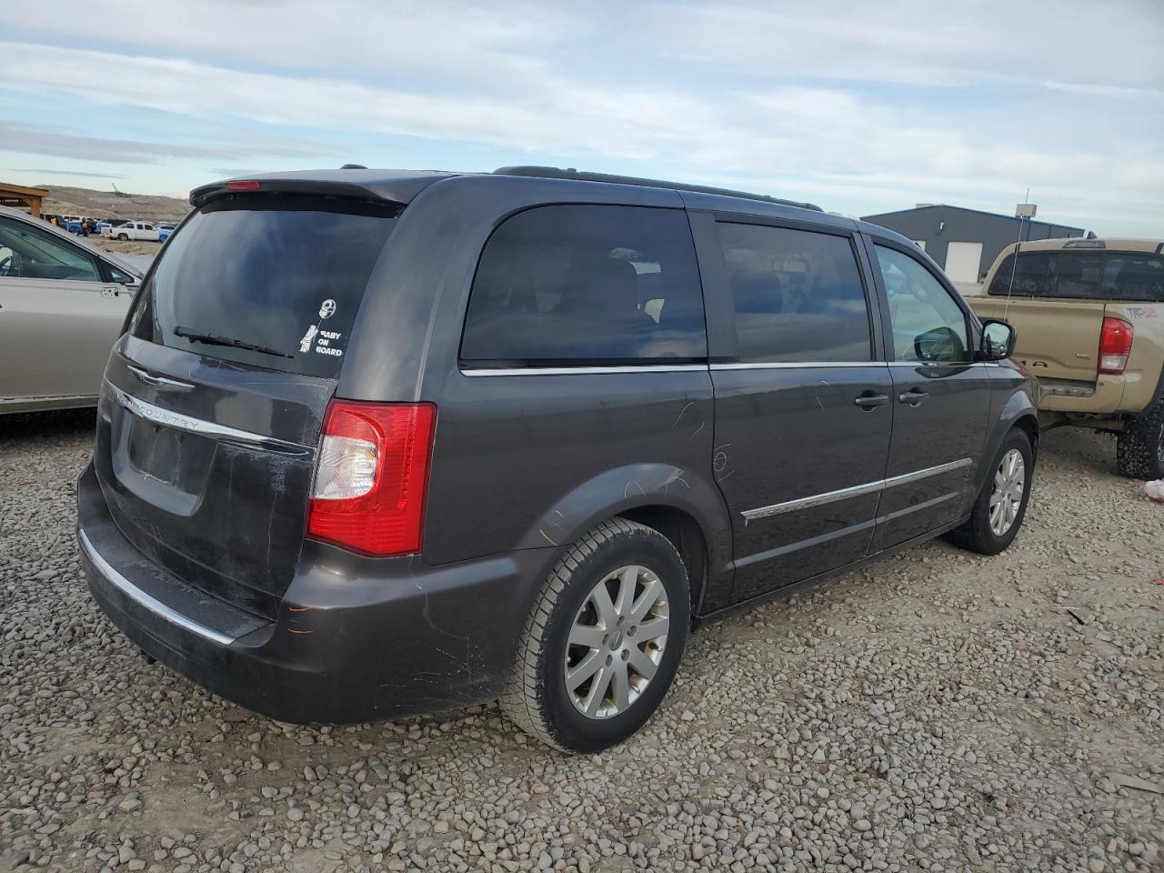 2016 Chrysler Town & Country - Image 3