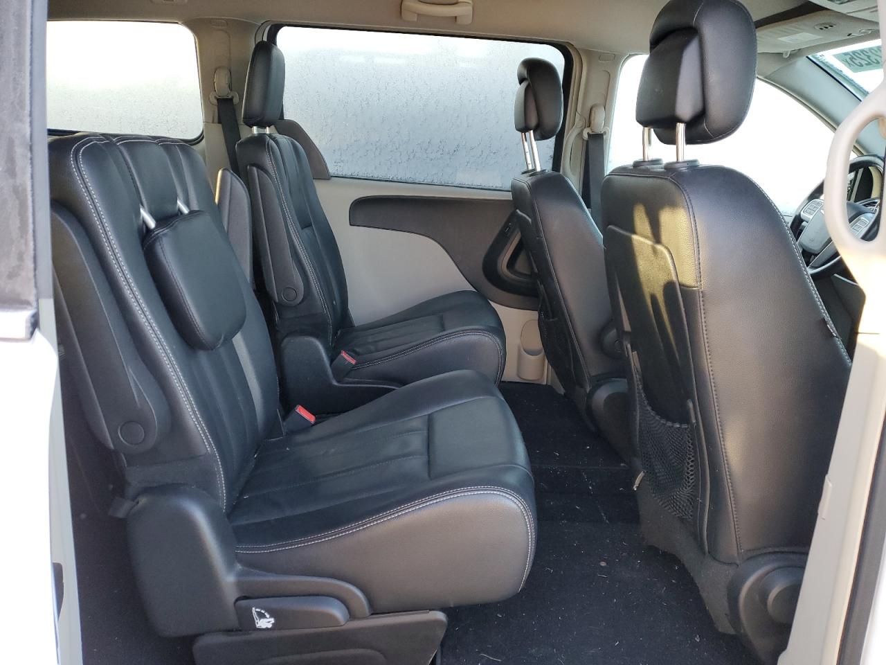 2014 Chrysler Town & Country - Image 11