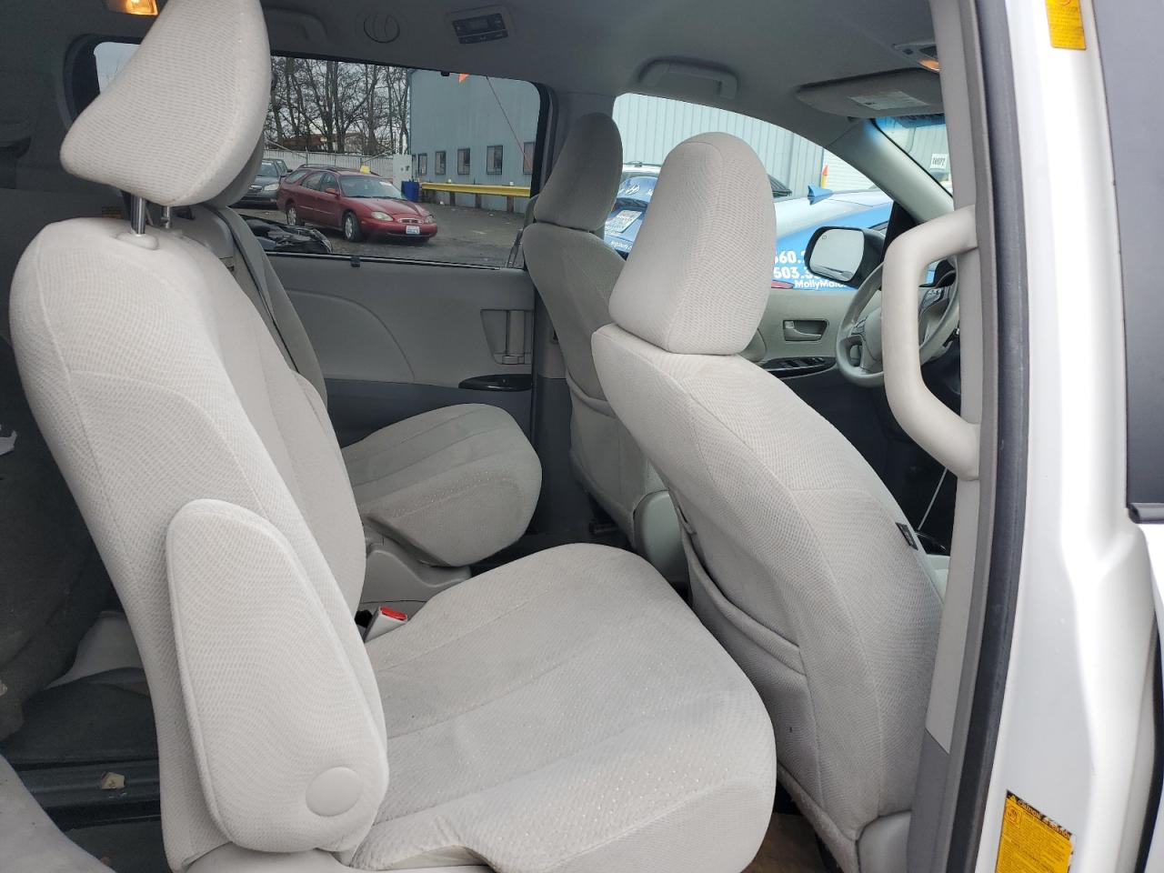2014 Toyota Sienna - Image 10