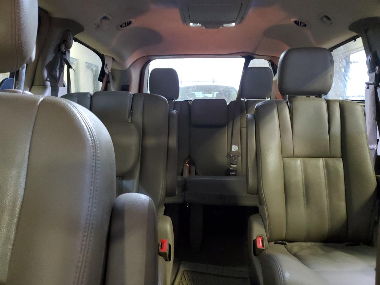 2015 Chrysler Town & Country - Image 10