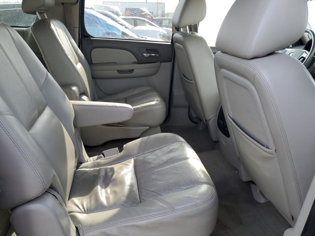 2010 Chevrolet Suburban - Image 11