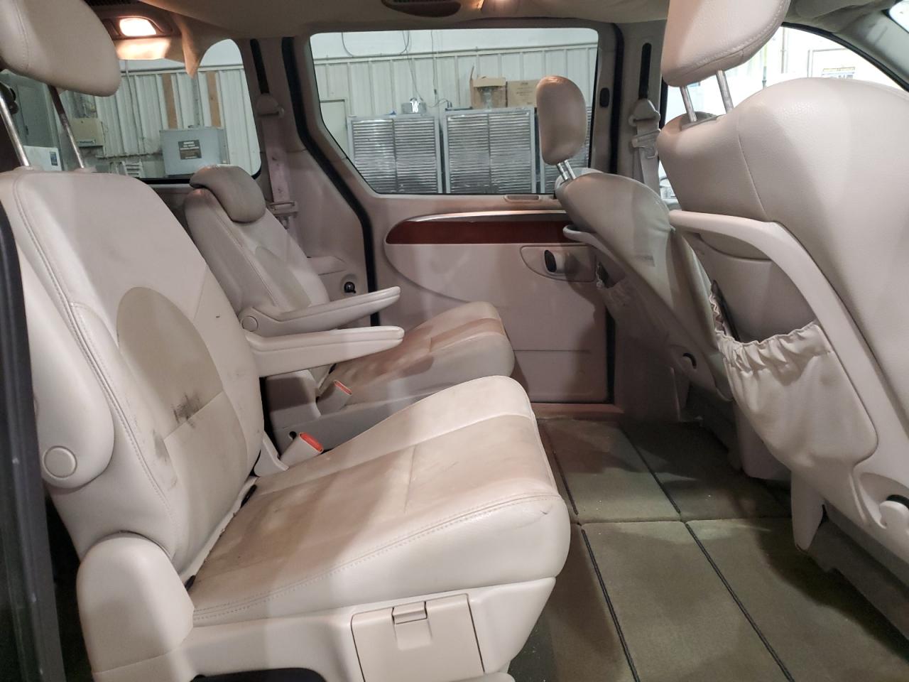 2007 Chrysler Town & Country - Image 11