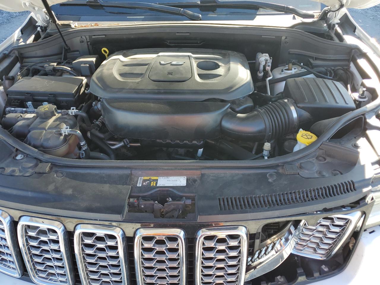 2017 Jeep Grand Cherokee - Image 13