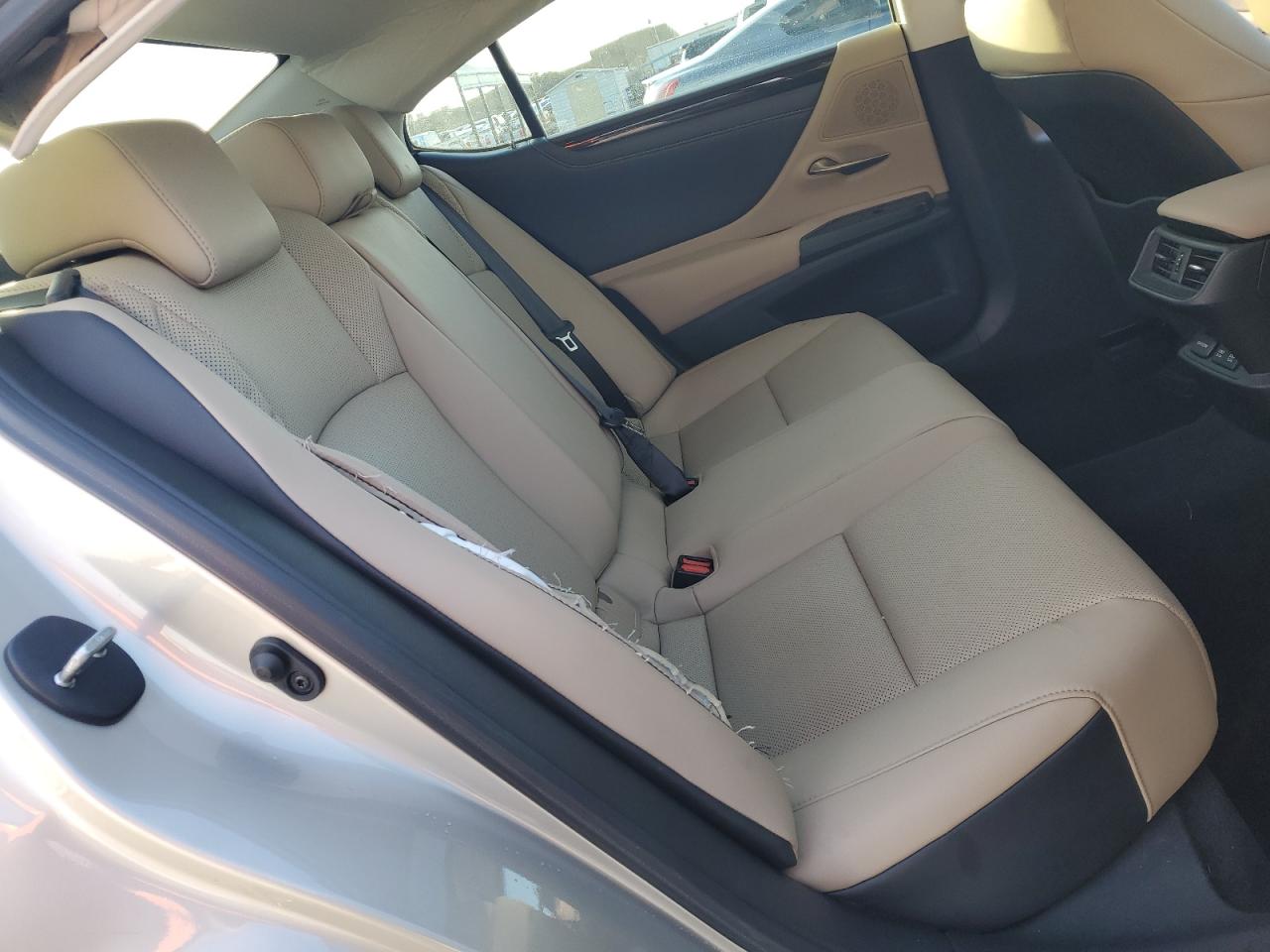 2020 Lexus ES - Image 10
