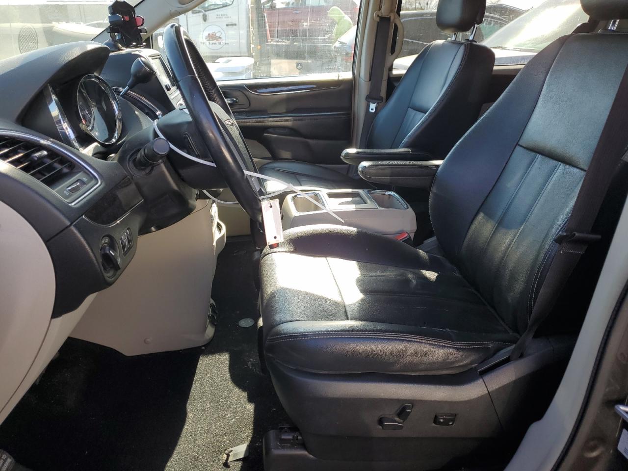 2016 Chrysler Town & Country - Image 7