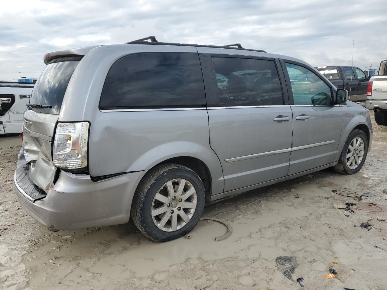 2014 Chrysler Town & Country - Image 3