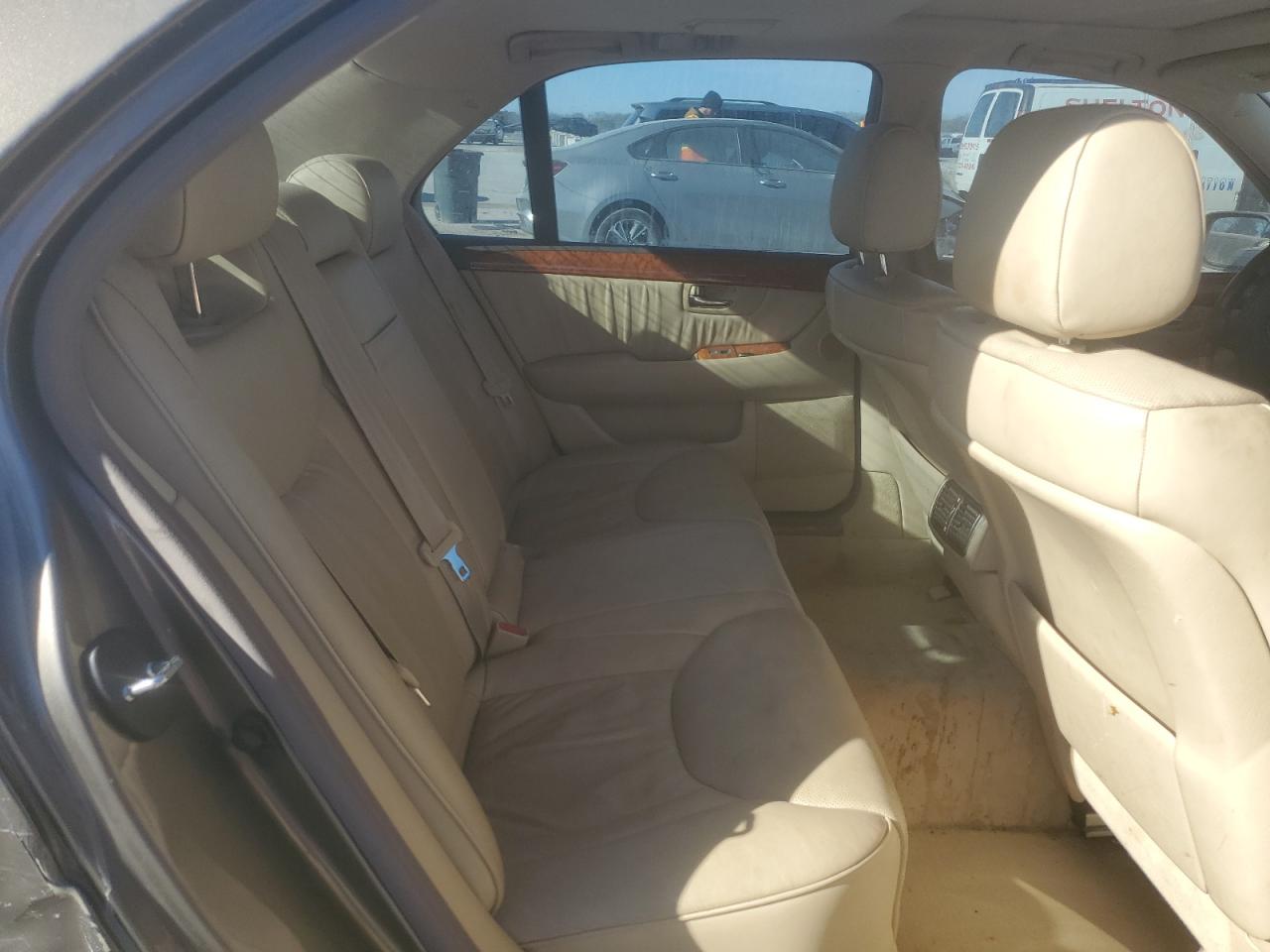 2005 Lexus LS - Image 10