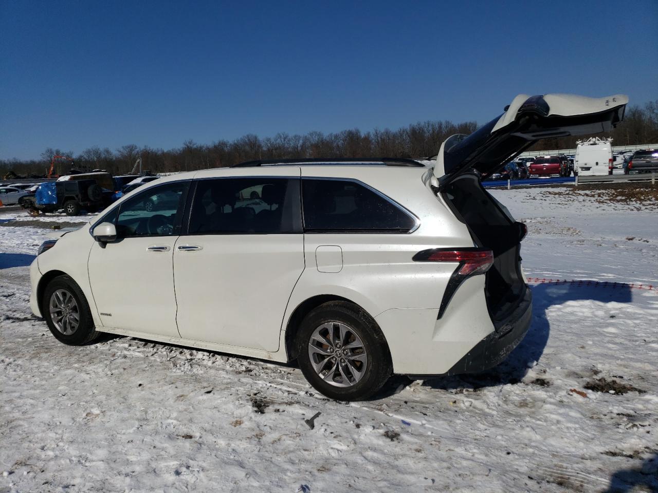 2021 Toyota Sienna - Image 2