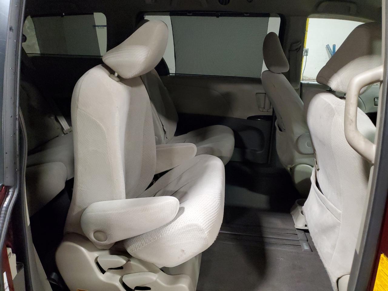 2011 Toyota Sienna - Image 11