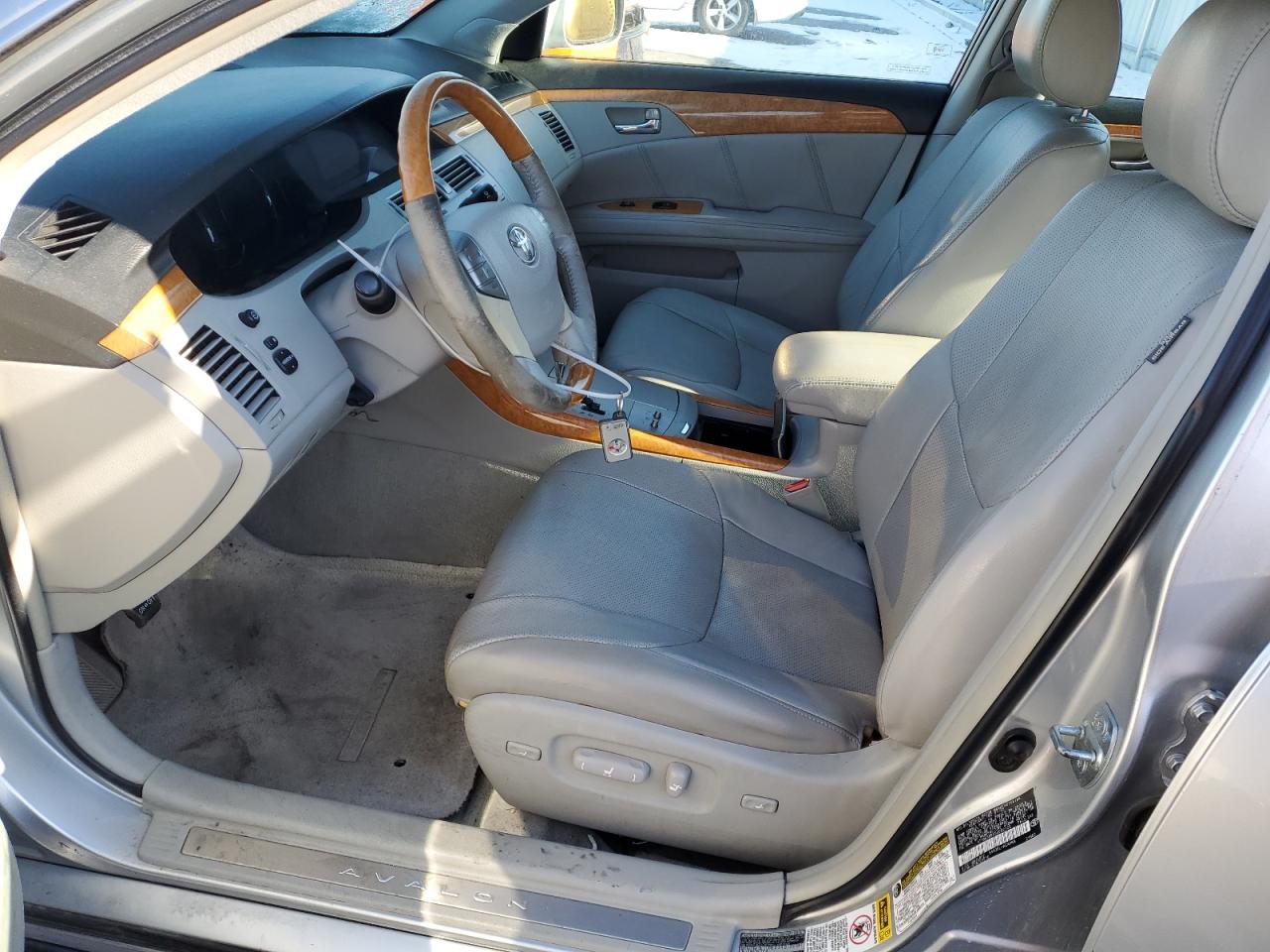 2005 Toyota Avalon - Image 7