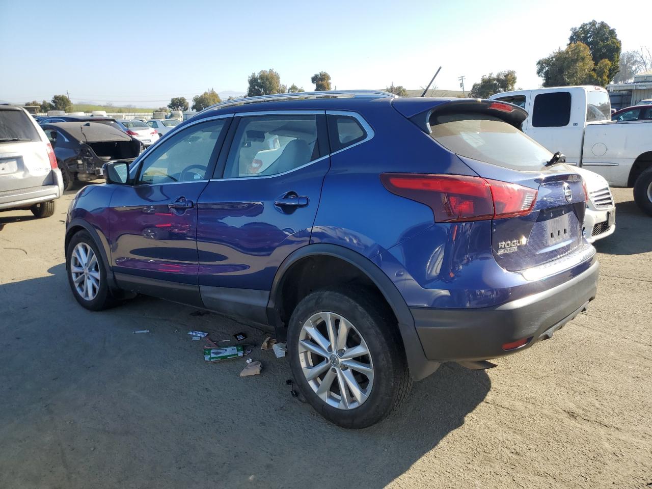2017 Nissan Rogue - Image 2