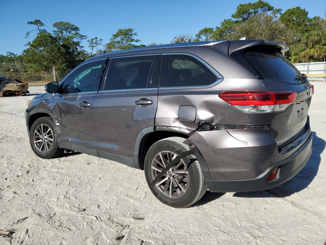 2019 Toyota Highlander - Image 2