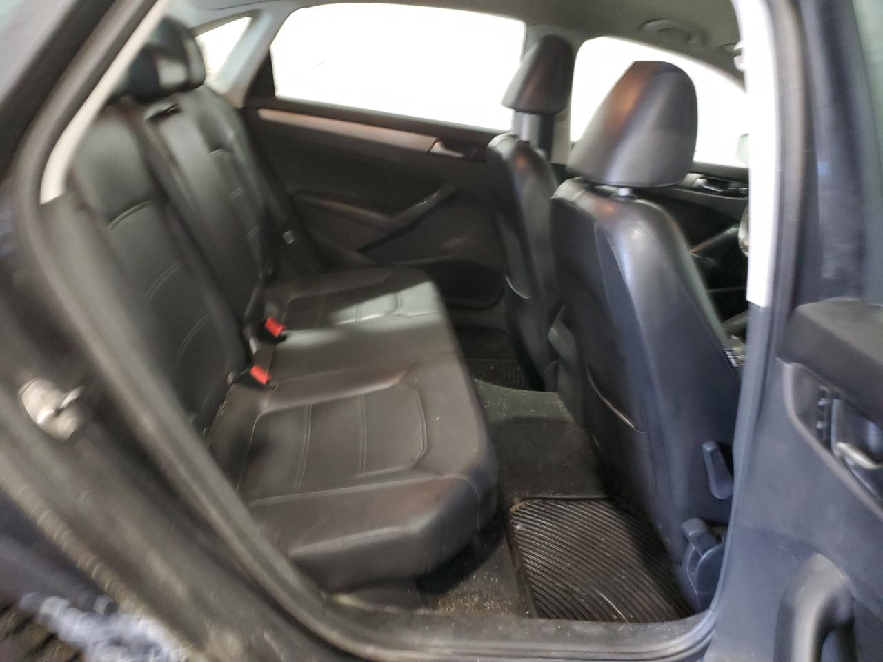 2014 Volkswagen Passat - Image 10