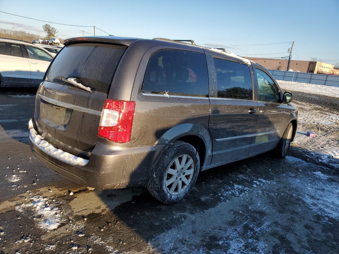 2016 Chrysler Town & Country - Image 3
