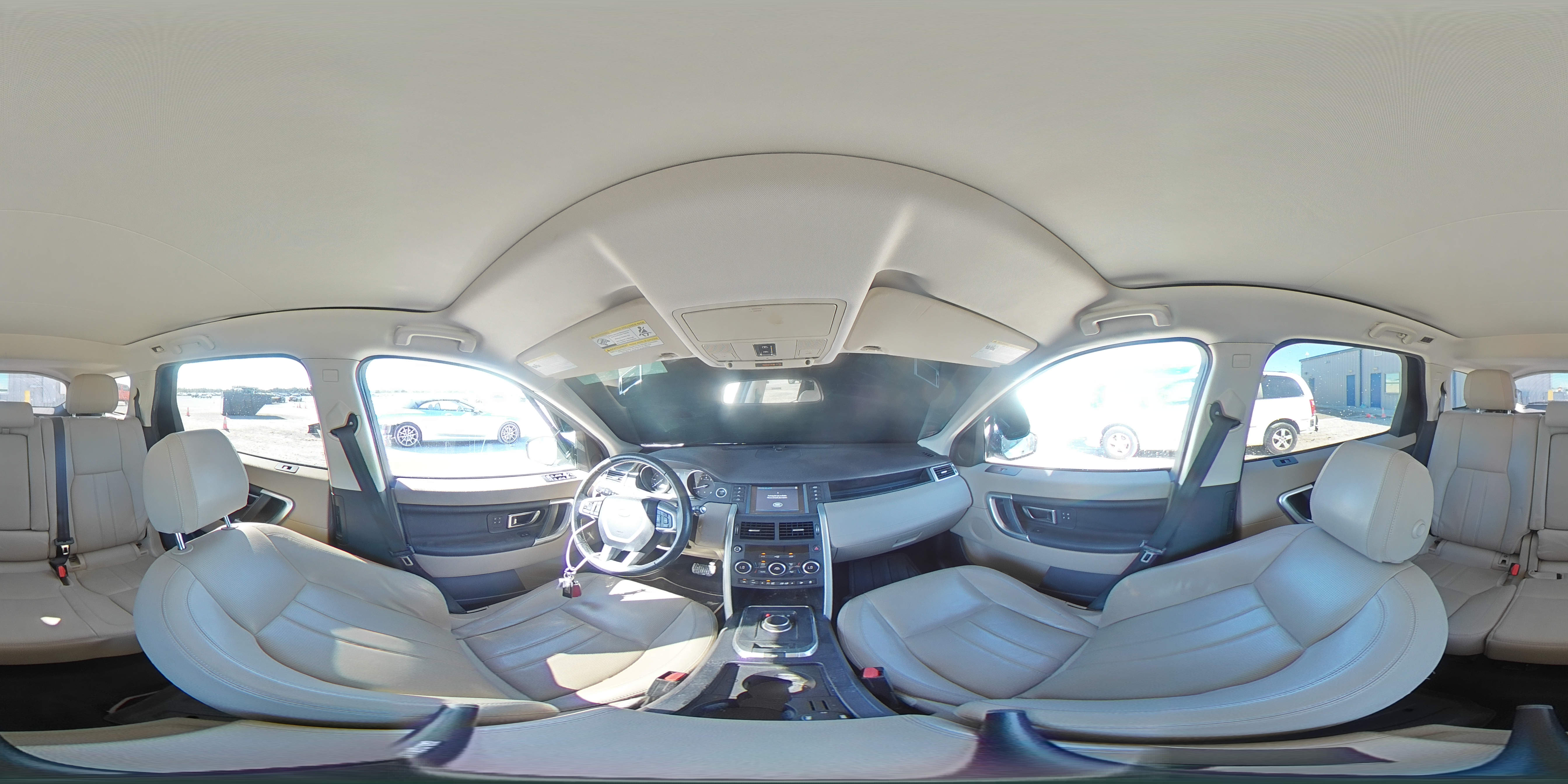 2017 Land Rover Discovery - Image 16