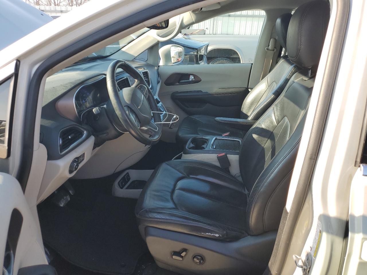 2017 Chrysler Pacifica - Image 7