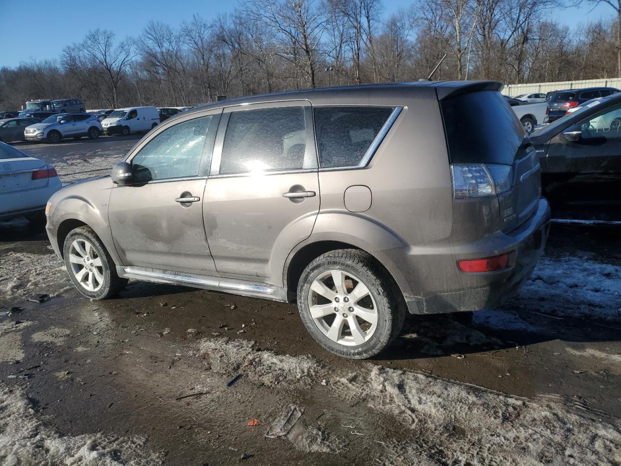 2012 Mitsubishi Outlander - Image 2