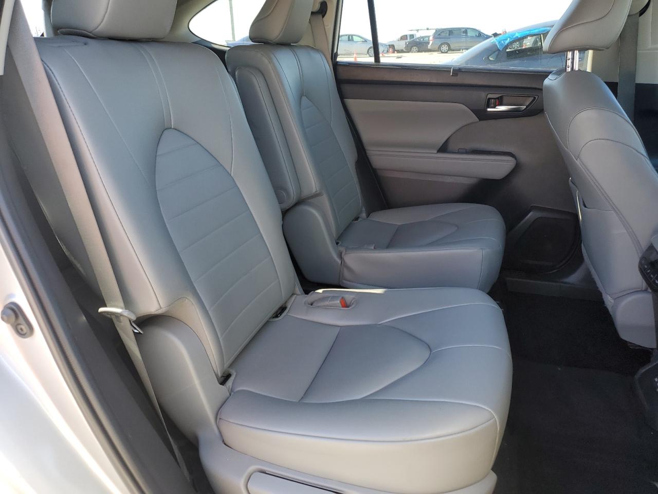 2022 Toyota Highlander - Image 11