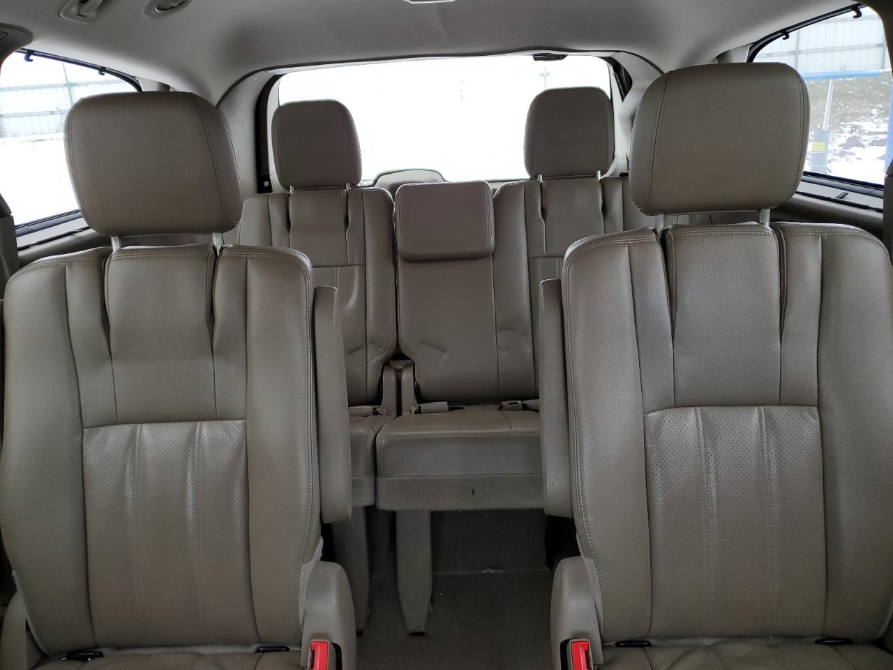2013 Chrysler Town & Country - Image 10