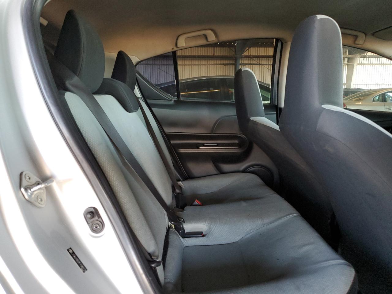 2015 Toyota Prius - Image 10