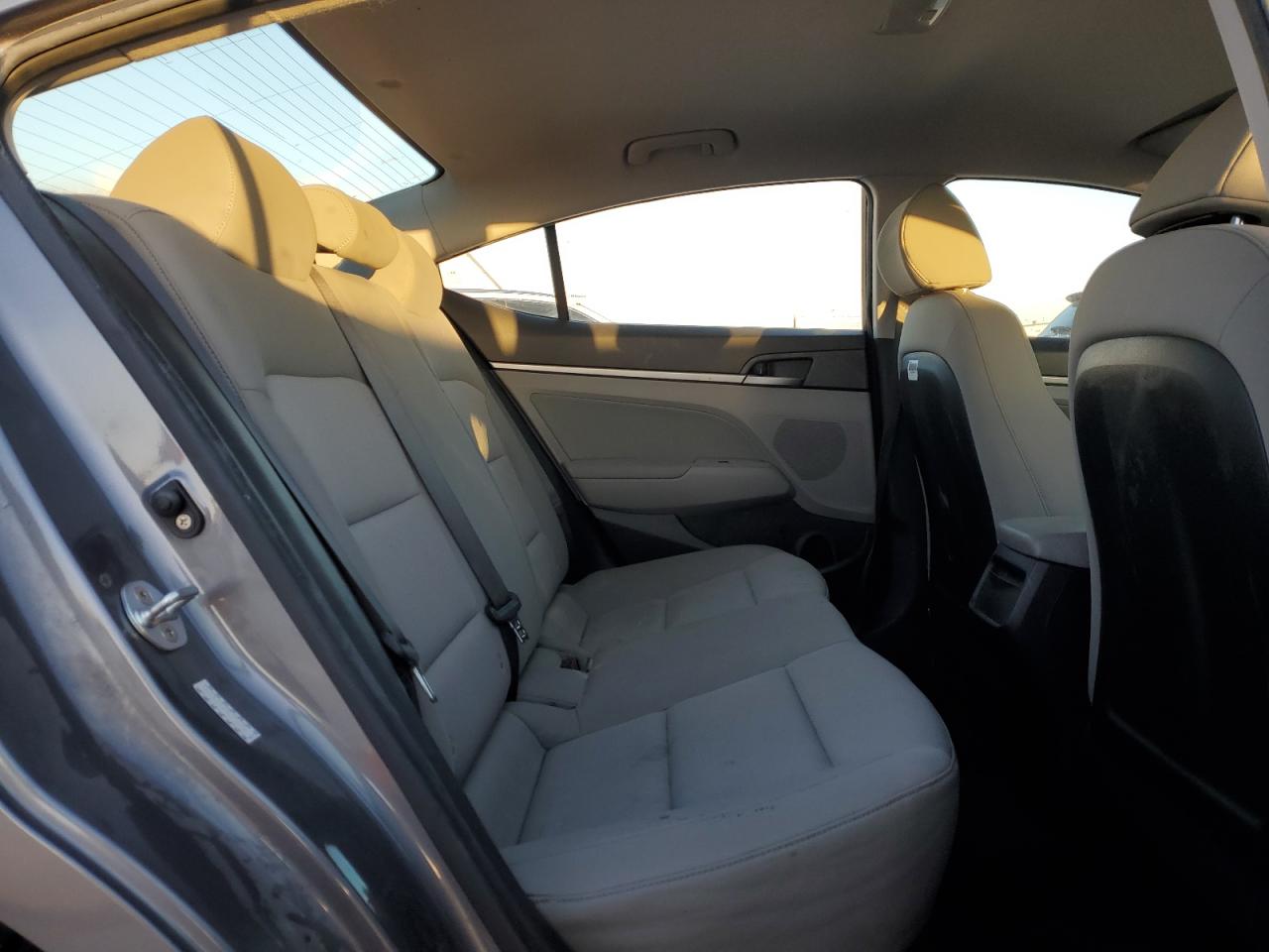 2017 Hyundai Elantra - Image 10