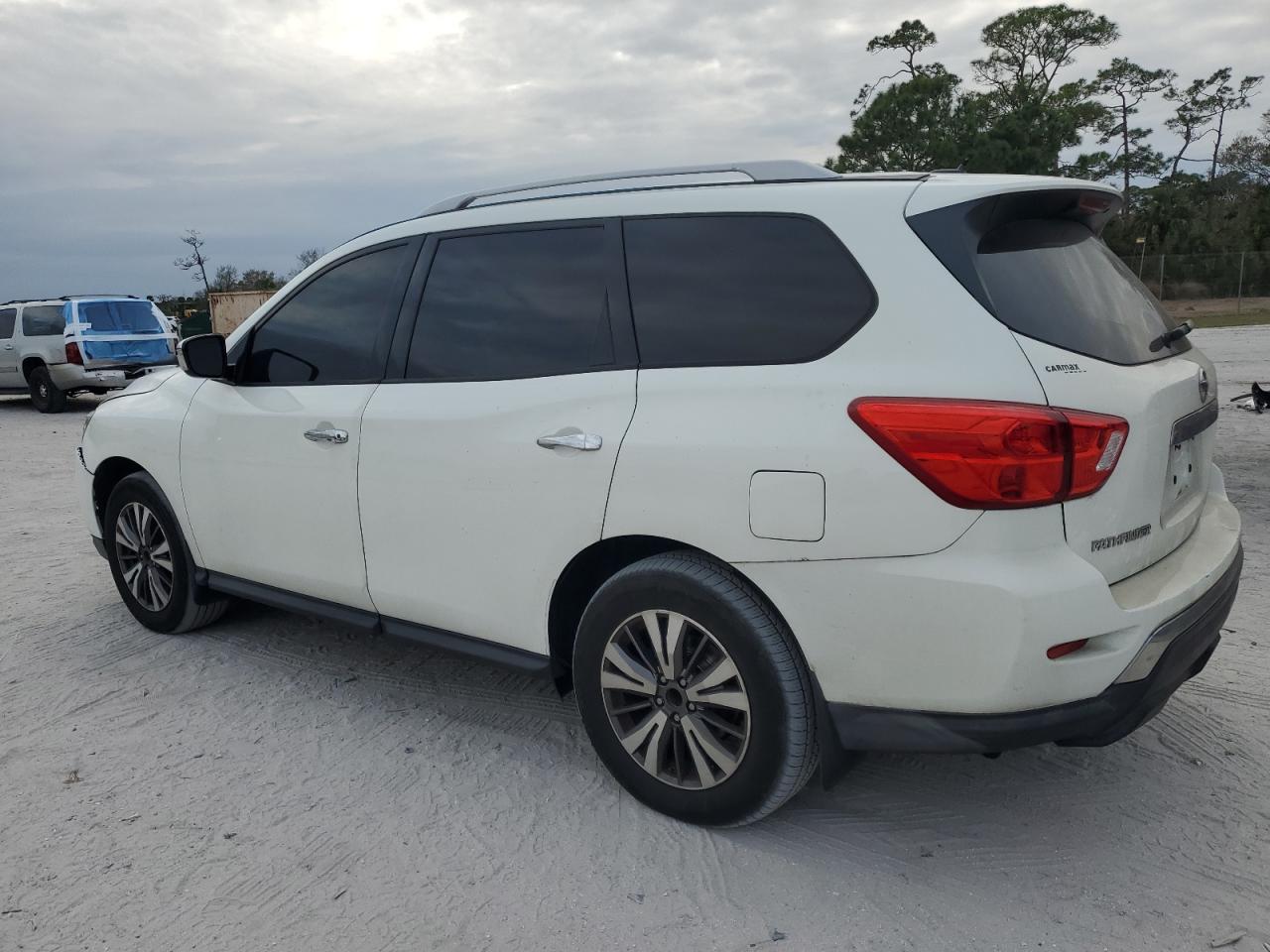 2017 Nissan Pathfinder - Image 2