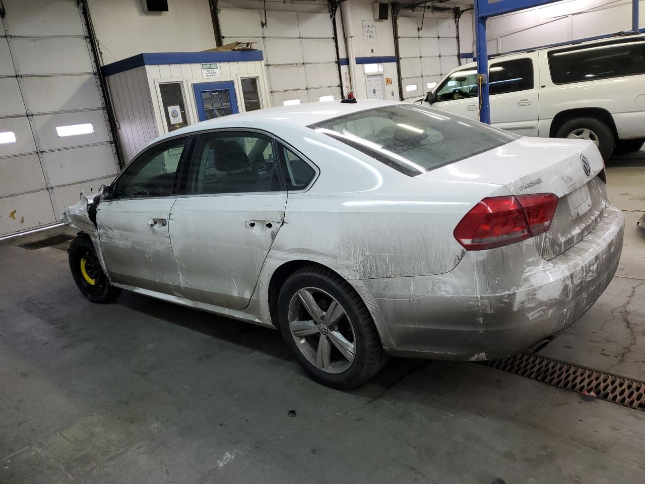 2014 Volkswagen Passat - Image 2