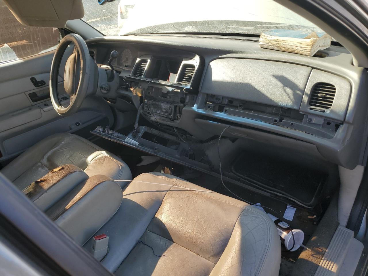 2004 Ford Crown Victoria - Image 8