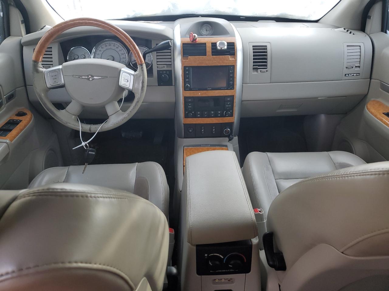2009 Chrysler Aspen - Image 8