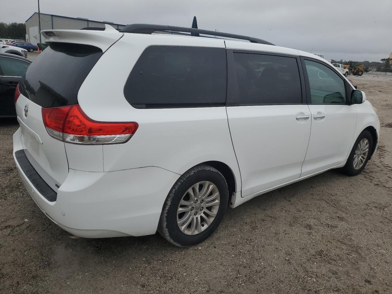 2011 Toyota Sienna - Image 3
