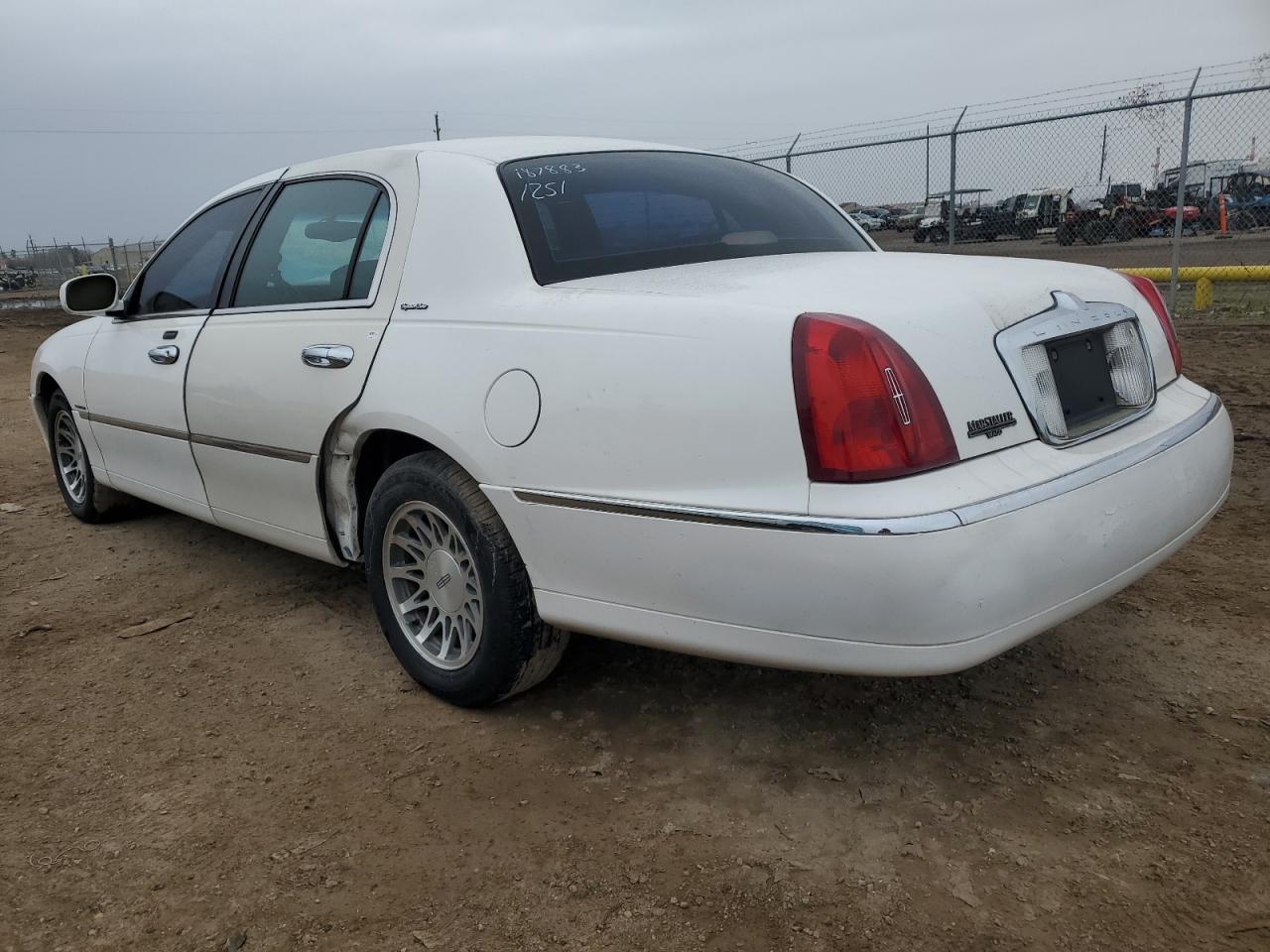 2001 Lincoln Town Car - Image 2