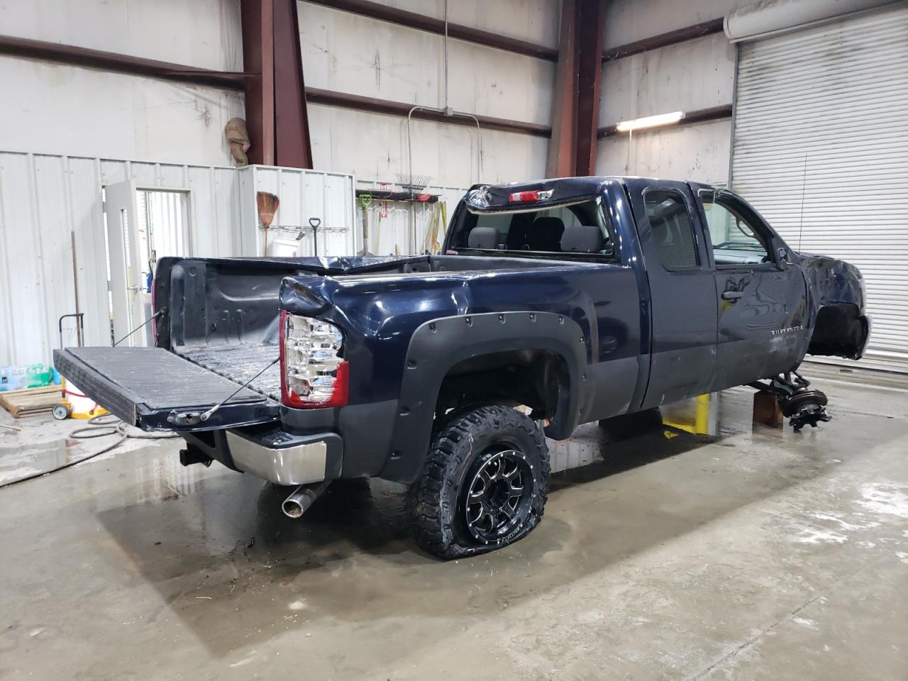 2007 Chevrolet Silverado - Image 3