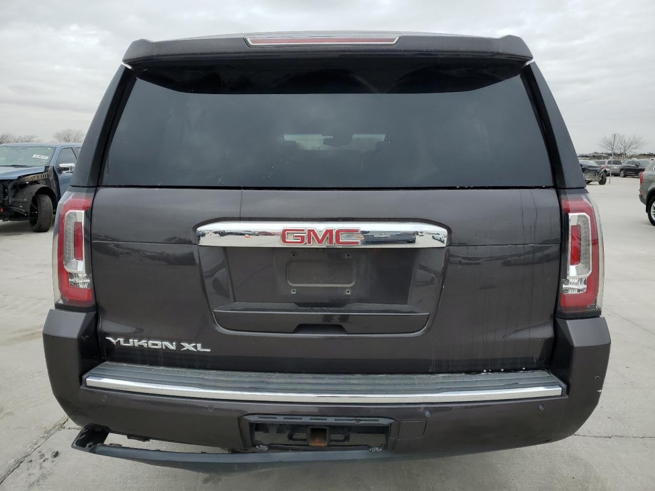 2016 GMC Yukon - Image 6