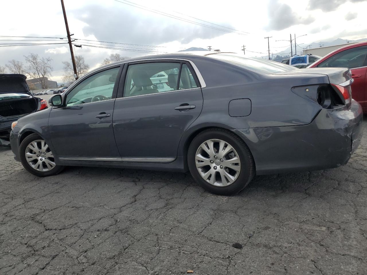 2011 Toyota Avalon - Image 2