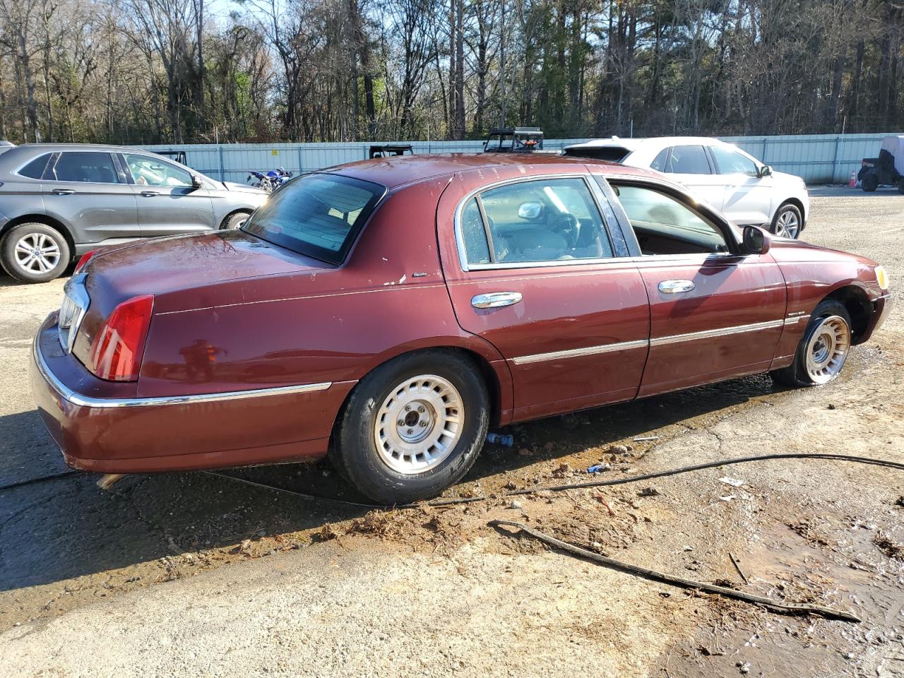 2000 Lincoln Town Car - Image 3