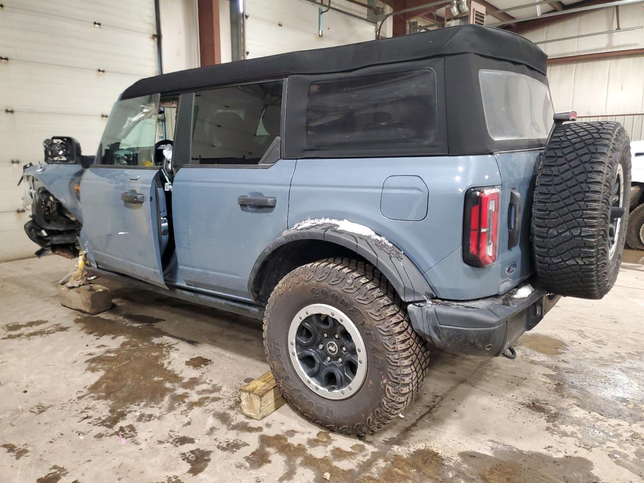2023 Ford Bronco - Image 2