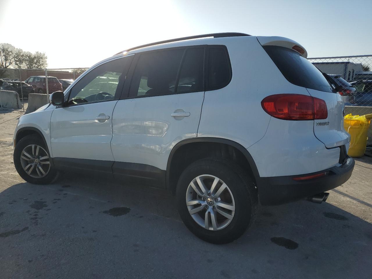 VIN WVGAV7AX0HK031335 2017 VOLKSWAGEN TIGUAN no.2